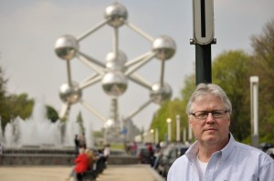 Classic example of Failure to get the "Here I Am,  There It Is" photo.   I forgot to set the F-Stop to have deep focus,  so the Atomium isn't in focus.   Duh.