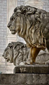 Symbology in sculpture:  The lower lion (on the right) has an open mouth,  it's next to the king's palace.   The upper lion (left) has a closed mouth,  and it's next to the big royal church.   Message:  You can criticize the government,  but when it comes to the Church,  keep your damned mouth shut.